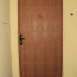 обивка деревянной двери с наружней стороны