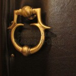 обивка двери с декоративной ручкой кольцом